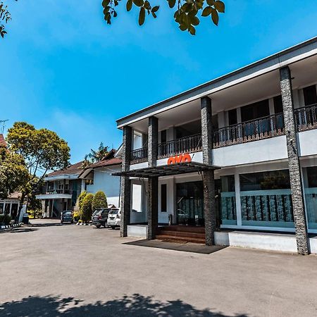 Super Oyo 686 Bunga Karang Hotel Bekasi Ngoại thất bức ảnh