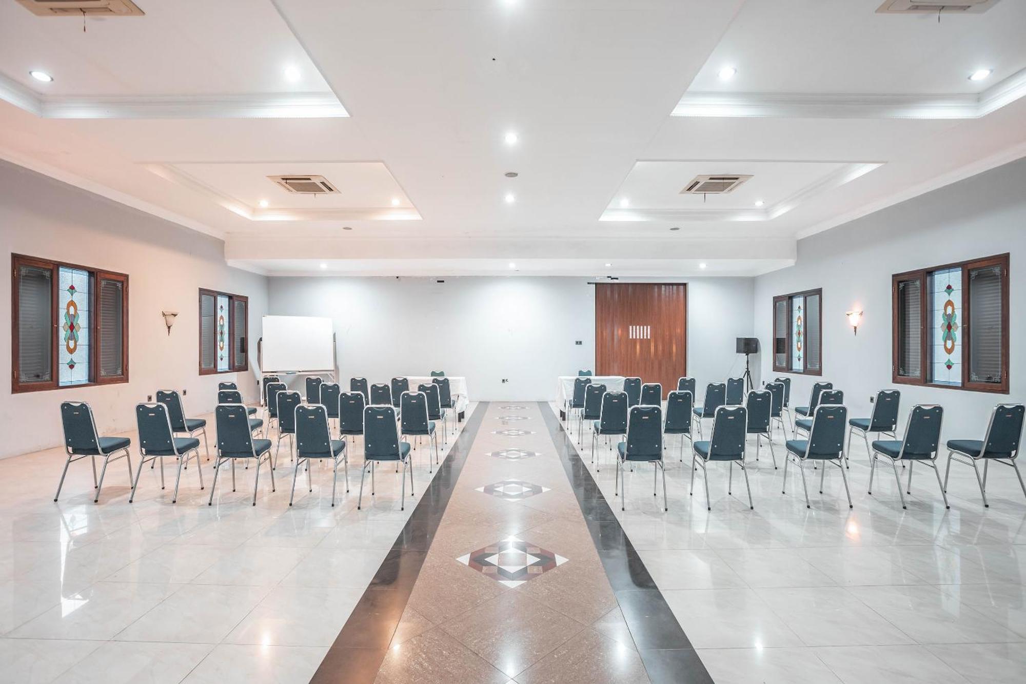 Super Oyo 686 Bunga Karang Hotel Bekasi Ngoại thất bức ảnh