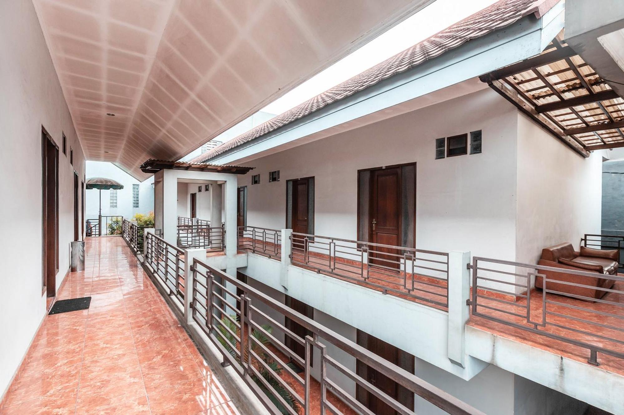 Super Oyo 686 Bunga Karang Hotel Bekasi Ngoại thất bức ảnh